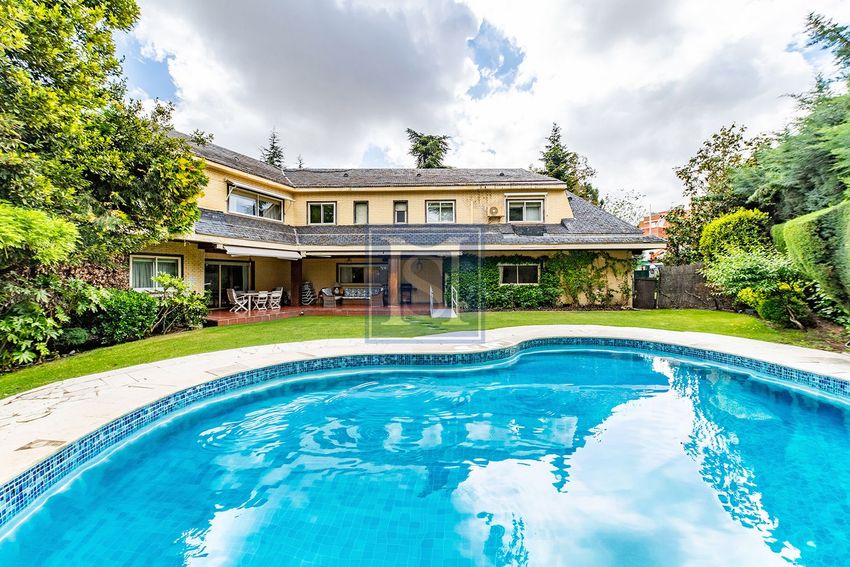 Fachada de la villa en Conde de Orgaz al atardecer